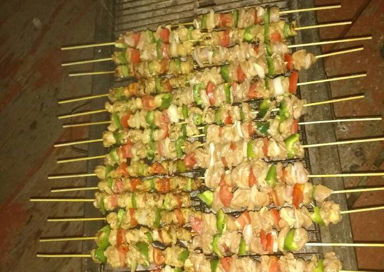 Brochetas de pollo marinado a la parrilla