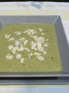 Una foto de Crema de rucúla con almendras fileteadas - vegana