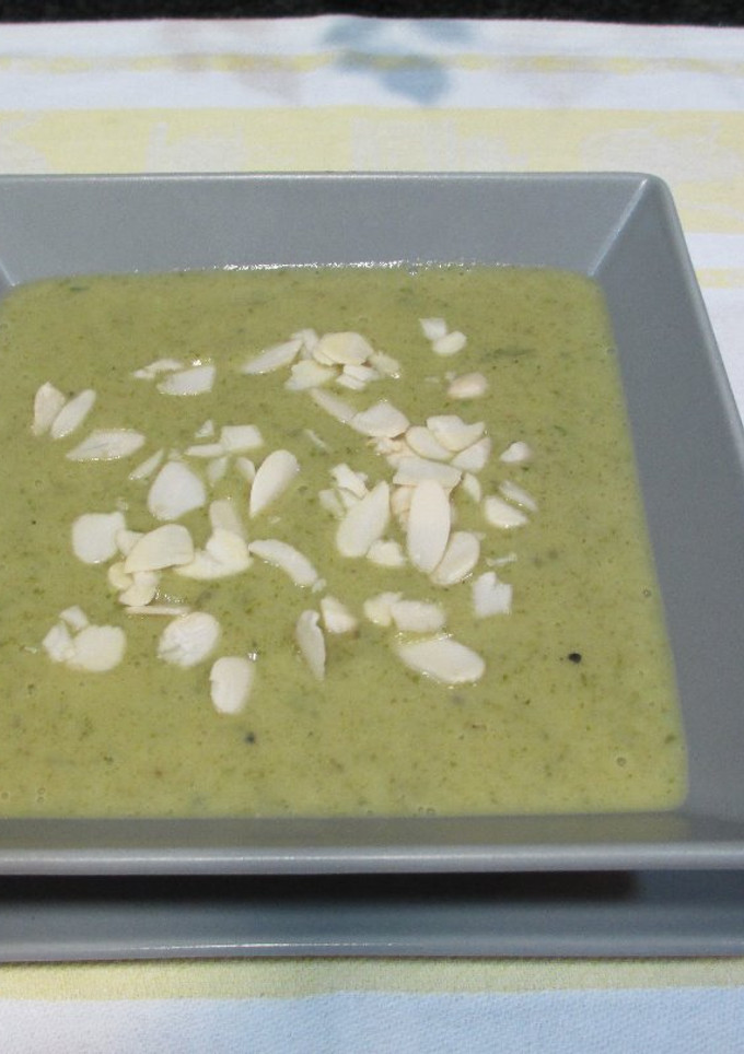 Una foto de Crema de rucúla con almendras fileteadas - vegana