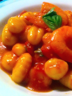 Una foto de Gnocchi con langostinos y tomates cherry