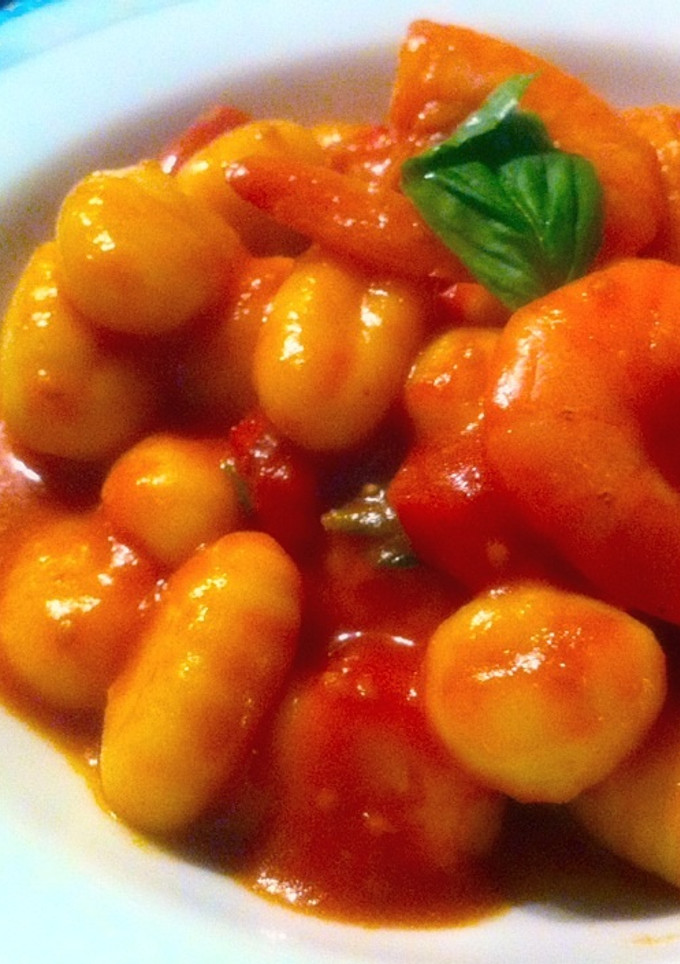 Una foto de Gnocchi con langostinos y tomates cherry