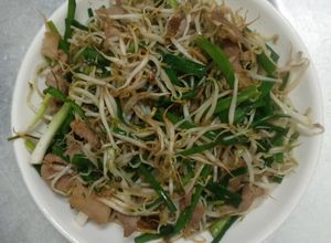 Hình của món Thịt lợn xào giá đỗ siêu đơn giản.