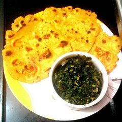 A picture of Sarson ka saag with makke ki roti.