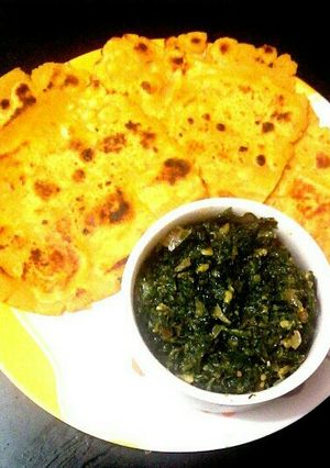 A picture of Sarson ka saag with makke ki roti.