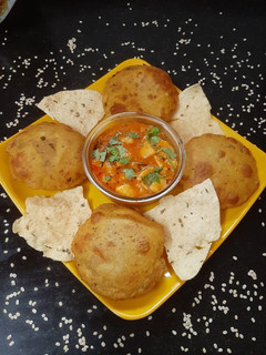 बेड़मी पूरी और आलू की सब्जी (bedmi puri aur Aloo ki sabzi recipe in Hindi) रेसिपी मुख्य फोटो