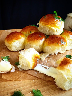 Une photo de Petits pains à l'ail et au mozzarella