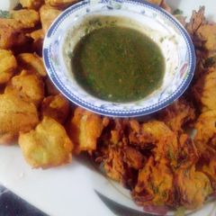 A picture of Aaloo aur Piyaas ke pakore.