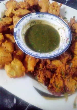 A picture of Aaloo aur Piyaas ke pakore.
