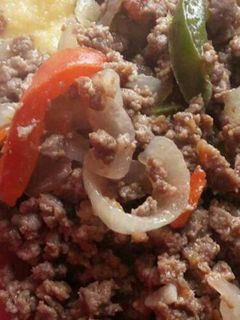Una foto de Revuelto de carne y vegetales con polenta con queso 👌