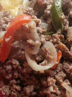 Una foto de Revuelto de carne y vegetales con polenta con queso 👌