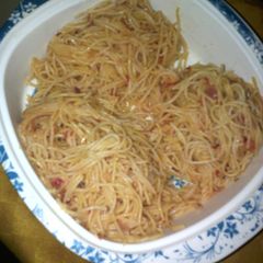 A picture of Spanghetti in tomato sauce.