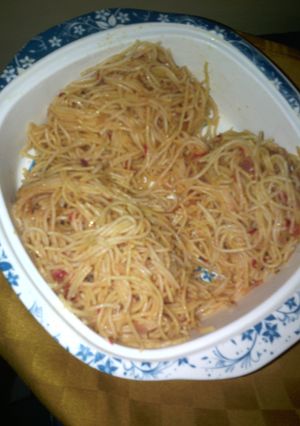 A picture of Spanghetti in tomato sauce.