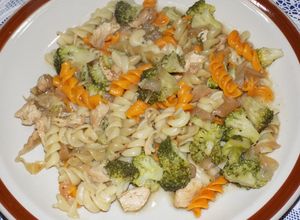 Una foto de Pechuga de pollo, brócoli y fideos multicolor al wok