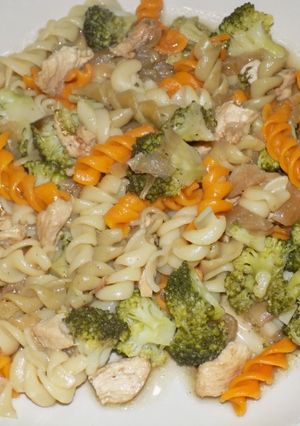 Una foto de Pechuga de pollo, brócoli y fideos multicolor al wok