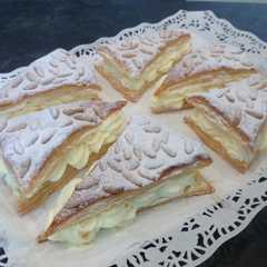 Una foto de Triangulos de hojaldre rellenos de nata