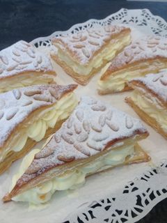 Una foto de Triangulos de hojaldre rellenos de nata