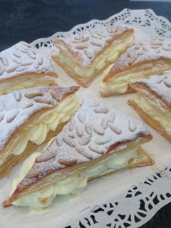 Una foto de Triangulos de hojaldre rellenos de nata