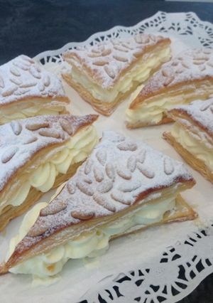Una foto de Triangulos de hojaldre rellenos de nata
