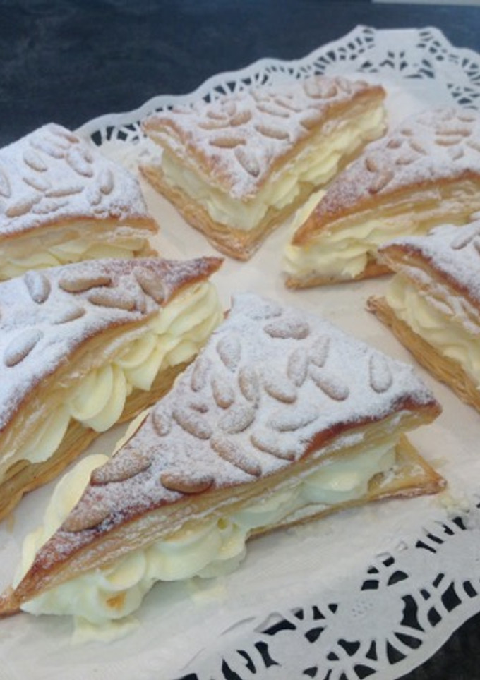 Una foto de Triangulos de hojaldre rellenos de nata