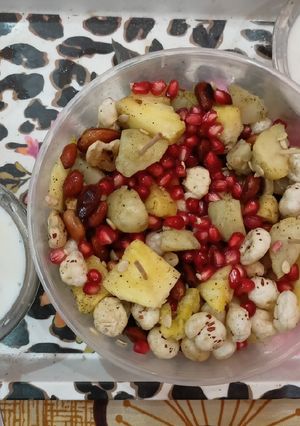 A picture of Sabudana kheer and mix fruit chaat.