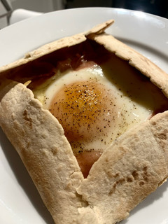 Una foto de Galette de jamón 🍖, queso 🧀 y huevo 🍳(wrap)