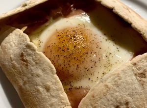 Una foto de Galette de jamón 🍖, queso 🧀 y huevo 🍳(wrap)