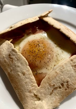 Una foto de Galette de jamón 🍖, queso 🧀 y huevo 🍳(wrap)