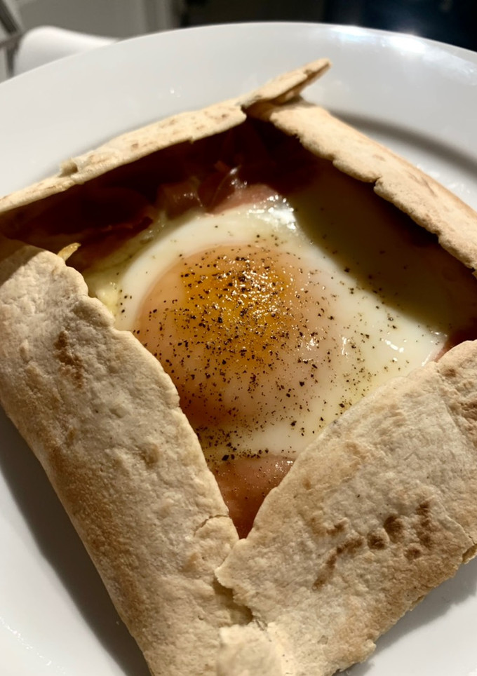 Una foto de Galette de jamón 🍖, queso 🧀 y huevo 🍳(wrap)