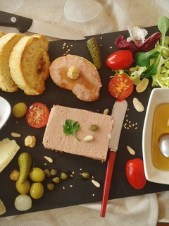 Una foto de Tostadas con paté y con queso brie
