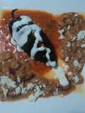 Chile relleno de totopos entomatados y pollo, con frijoles con pelo de ángel de chile, las Correa
