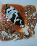 Chile relleno de totopos entomatados y pollo, con frijoles con pelo de ángel de chile, las Correa