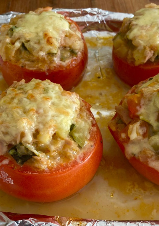 Una foto de Tomate gratinado relleno
