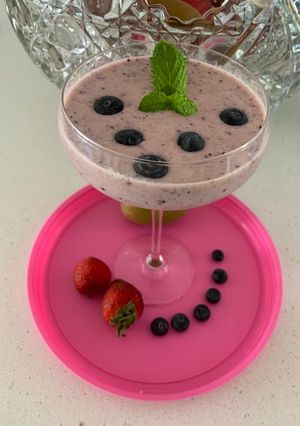 મિક્સ ફ્રૂટ સ્મુધી (Mix Fruit Smoothie Recipe In Gujarati) રેસીપી મુખ્ય ફોટો