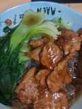 บะหมี่หมูราดซอสเป็ดย่าง