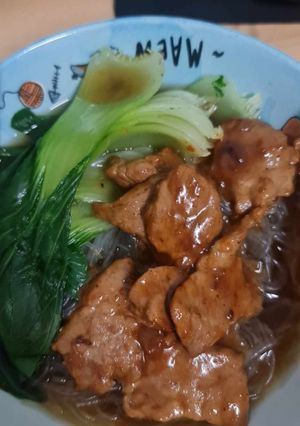 รูปของ บะหมี่หมูราดซอสเป็ดย่าง