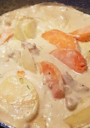 Una foto de Pollo a la crema con boniato y patatas
