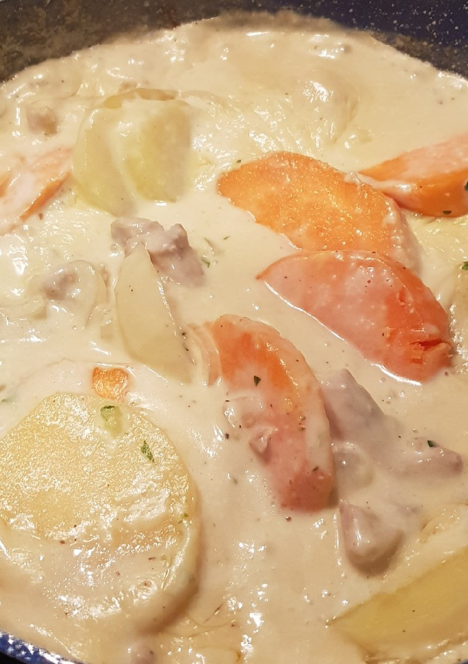 Una foto de Pollo a la crema con boniato y patatas