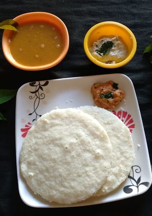 A picture of Tatte idli / Mysore mallige idli.