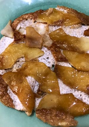 Una foto de Panqueque de avena con manzanas caramelizadas !!!! 🍎