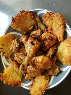Una foto de Pollo rustido con patatas crujientes
