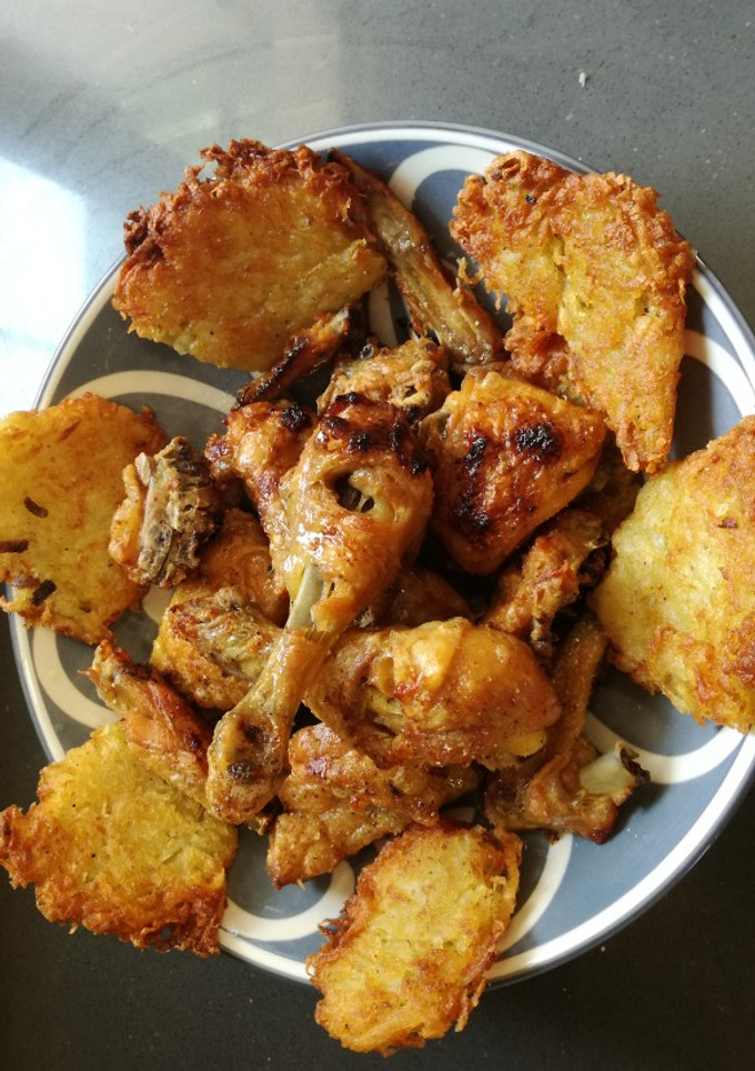 Una foto de Pollo rustido con patatas crujientes