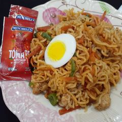 A picture of Chinese noodles.