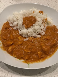 Una foto de Butter chicken con arroz Basmati
