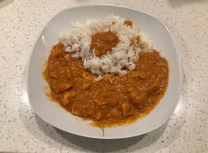 Una foto de Butter chicken con arroz Basmati