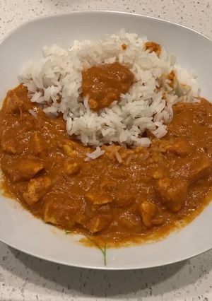 Una foto de Butter chicken con arroz Basmati