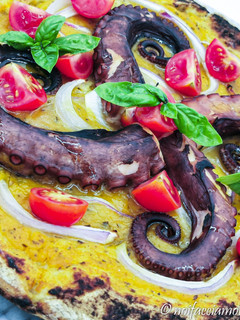 Foto di Pizza Gluten Free Con Polpo e Cipolle di Breme