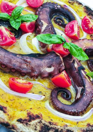 Foto di Pizza Gluten Free Con Polpo e Cipolle di Breme