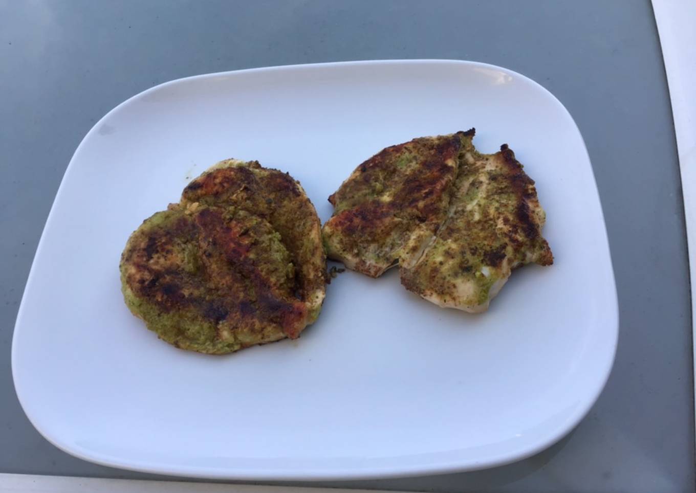 Filets de poulet marinés grillés aux épices et pesto d'herbes