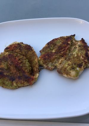 Une photo de Filets de poulet marinés grillés aux épices et pesto d'herbes