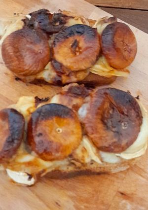 Une photo de Tartine chèvre figue et miel